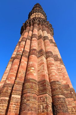 DELHI INDIA - 02 11 2023: Delhis zafer kulesinin Kutub Minar Kompleksi. Bu 73m 12. yüzyıl minaresi Delhis Eyfel Kulesi veya Big Ben şehrin en önemli sembolüdür..
