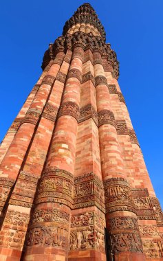 DELHI INDIA - 02 11 2023: Delhis zafer kulesinin Kutub Minar Kompleksi. Bu 73m 12. yüzyıl minaresi Delhis Eyfel Kulesi veya Big Ben şehrin en önemli sembolüdür..