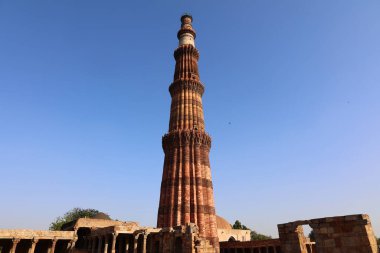 DELHI INDIA - 02 11 2023: Delhis zafer kulesinin Kutub Minar Kompleksi. Bu 73m 12. yüzyıl minaresi Delhis Eyfel Kulesi veya Big Ben şehrin en önemli sembolüdür..