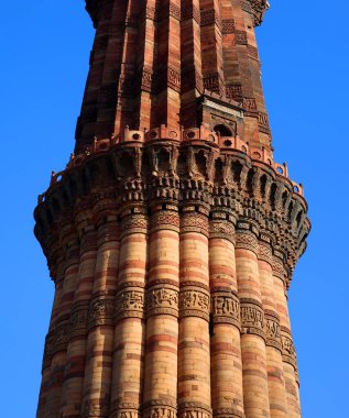 DELHI INDIA - 02 11 2023: Delhis zafer kulesinin Kutub Minar Kompleksi. Bu 73m 12. yüzyıl minaresi Delhis Eyfel Kulesi veya Big Ben şehrin en önemli sembolüdür..