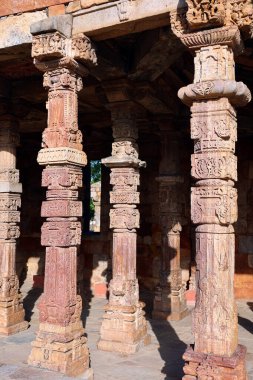 DELHI INDIA - 02 11 2023: Delhis zafer kulesinin Kutub Minar Kompleksi. Bu 73m 12. yüzyıl minaresi Delhis Eyfel Kulesi veya Big Ben şehrin en önemli sembolüdür..