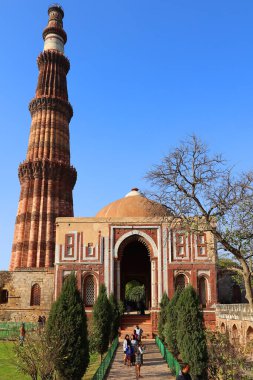 DELHI INDIA - 02 11 2023: Delhis zafer kulesinin Kutub Minar Kompleksi. Bu 73m 12. yüzyıl minaresi Delhis Eyfel Kulesi veya Big Ben şehrin en önemli sembolüdür.. 