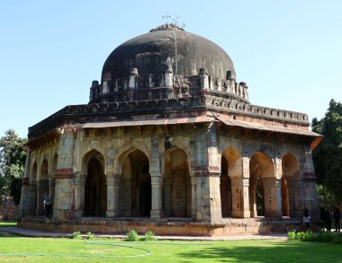DELHI INDIA - 02 11 2023: Lodi Gardens, Yeni Delhi, Hindistan 'da bulunan bir şehir parkı. İçinde Mohammed Shah 'ın mezarı, Sikandar Lodi' nin mezarı, Shisha Gumbad ve Bara Gumbad var.