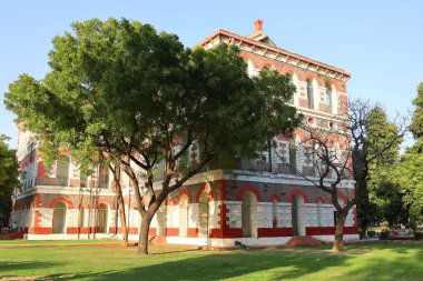 Hindistan 'da güzel bir bina ve güneşli yeşil bir park.