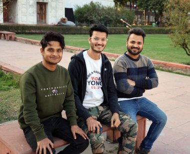 DELHI INDIA - 02 12 2023: Yeni Delhi parkında poz veren Hintli gençlerin portresi
