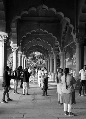 DELHI INDIA - 02 12 2023: Kırmızı kale, tarihsel olarak Babür imparatorlarının ana ikametgahı olarak hizmet veren Delhi, Hindistan 'ın Eski Delhi semtinde tarihi bir kaledir. İmparator Şah Cihan.