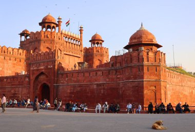 DELHI INDIA - 02 12 2023: Kırmızı kale, tarihsel olarak Babür imparatorlarının ana ikametgahı olarak hizmet veren Delhi, Hindistan 'ın Eski Delhi semtinde tarihi bir kaledir. İmparator Şah Cihan.