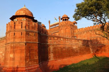 DELHI INDIA - 02 12 2023: Kırmızı kale, tarihsel olarak Babür imparatorlarının ana ikametgahı olarak hizmet veren Delhi, Hindistan 'ın Eski Delhi semtinde tarihi bir kaledir. İmparator Şah Cihan.