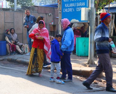 DELHI INDIA - 02 12 2023: Delhi sokak sahnesi. Eski Delhi 'de çarşı ve renkli dar sokakları olan işlek bir alışveriş bölgesi.