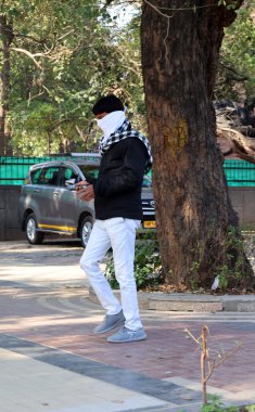 DELHI INDIA - 02 11 2023: koruyucu güvenlik maskeli adam, toza karşı koruyucu maske.