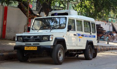 DELHI INDIA - 02 12 2023: Hindistan 'daki ambulans hizmetleri. 102 Ücretsiz Ambulans Servisi Hindistan 'da bir acil tıbbi nakil hizmetidir.