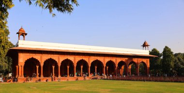 DELHI INDIA - 02 12 2023: Kırmızı kale, tarihsel olarak Babür imparatorlarının ana ikametgahı olarak hizmet veren Delhi, Hindistan 'ın Eski Delhi semtinde tarihi bir kaledir. İmparator Şah Cihan.