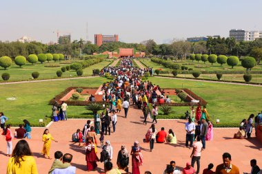 DELHI INDIA - 02 12 2023: Delhi, Hindistan 'da bulunan Lotus Tapınağı' nı ziyaret etmek için kalabalık, Aralık 1986 'da adanmış bir İbadet Evi.