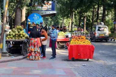 DELHI INDIA - 02 12 2023: Delhi 'deki sokak satıcısı ürünlerini satıyor