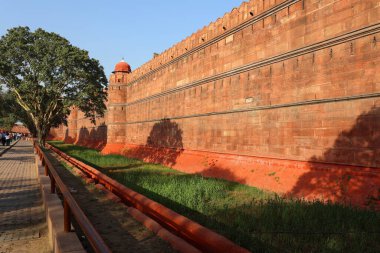 DELHI INDIA - 02 12 2023: Kırmızı kale, tarihsel olarak Babür imparatorlarının ana ikametgahı olarak hizmet veren Delhi, Hindistan 'ın Eski Delhi semtinde tarihi bir kaledir. İmparator Şah Cihan.