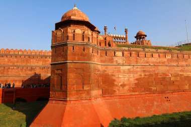 DELHI INDIA - 02 12 2023: Kırmızı kale, tarihsel olarak Babür imparatorlarının ana ikametgahı olarak hizmet veren Delhi, Hindistan 'ın Eski Delhi semtinde tarihi bir kaledir. İmparator Şah Cihan.