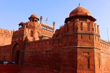 DELHI INDIA - 02 12 2023: Kırmızı kale, tarihsel olarak Babür imparatorlarının ana ikametgahı olarak hizmet veren Delhi, Hindistan 'ın Eski Delhi semtinde tarihi bir kaledir. İmparator Şah Cihan.