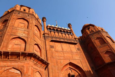 DELHI INDIA - 02 12 2023: Kırmızı kale, tarihsel olarak Babür imparatorlarının ana ikametgahı olarak hizmet veren Delhi, Hindistan 'ın Eski Delhi semtinde tarihi bir kaledir. İmparator Şah Cihan.