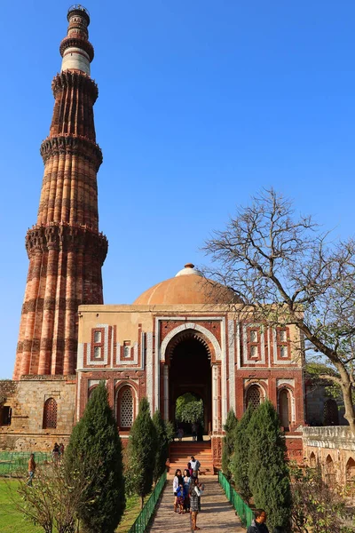 DELHI INDIA - 02 11 2023: Delhis zafer kulesinin Kutub Minar Kompleksi. Bu 73m 12. yüzyıl minaresi Delhis Eyfel Kulesi veya Big Ben şehrin en önemli sembolüdür.. 