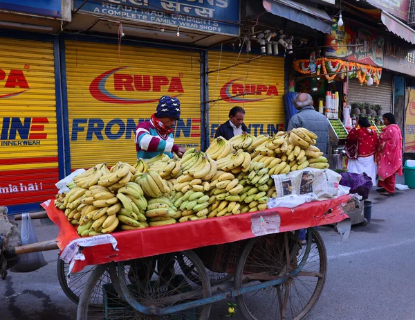 DELHI INDIA - 02 12 2023: Delhi 'deki sokak satıcısı ürünlerini satıyor