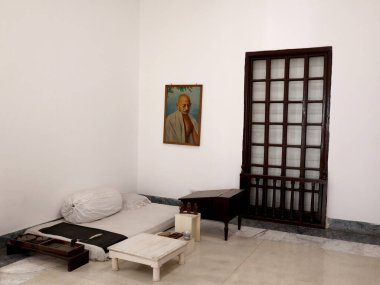 DEWLHI INDIA - 02 11 2023: Gandhi Smriti 'deki Mahatma Gandhi' nin yatak odası veya Birla Bhavan Evi Yeni Delhi şehrindeki Mahatma Gandhi 'ye adanmış bir müzedir.