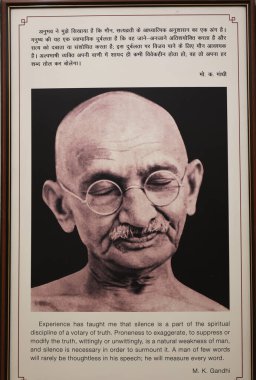 Mahatma Gandi 'nin düşünceleri ve sözleri Gandhi Müzesi, Delhi, Uttar Pradesh, Hindistan' da sergilendi.