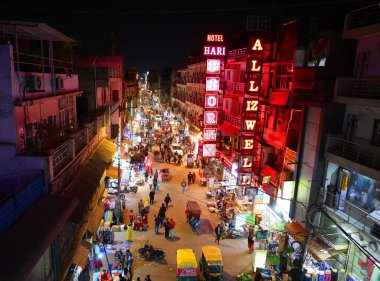 DELHI INDIA - 02 11 2023: Ana Pazar, Tooti Chowk, Gece Yeni Delhi 