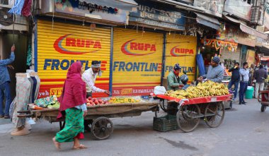 DELHI INDIA - 02 12 2023: Delhi 'deki sokak satıcısı ürünlerini satıyor