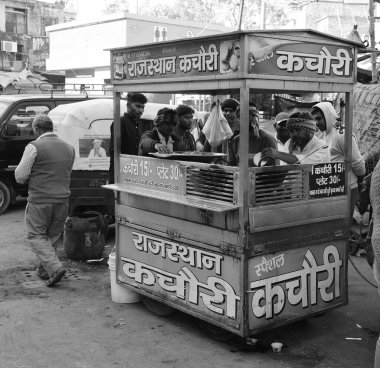 DELHI INDIA - 02 12 2023: Delhi 'deki sokak satıcısı ürünlerini satıyor