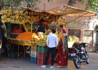 DELHI INDIA - 02 12 2023: Delhi 'deki sokak satıcısı ürünlerini satıyor