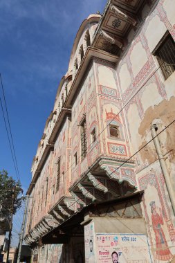 BIKANER INDIA - 02 13 2023: Haveli genellikle tarihi ve mimari öneme sahip ve bir kasaba veya şehirde bulunan geleneksel bir konak, malikane, konak ve konak evidir.