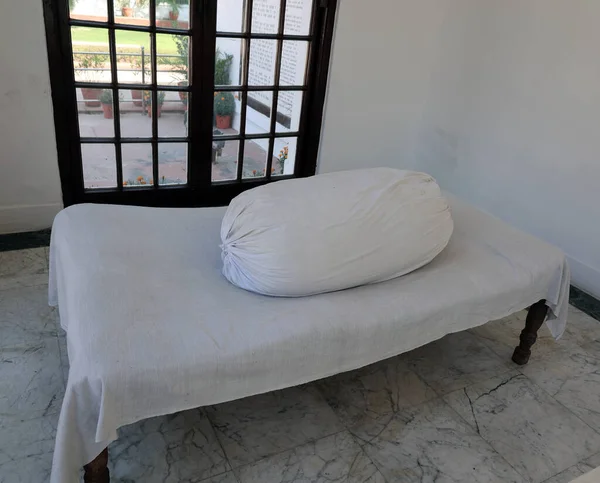 Dewlhi India 2023 甘地在甘地斯米里提的卧室 或伯拉 巴旺房子 Birla Bhavan House 是一座纪念印度新德里圣雄甘地的博物馆 — 图库照片
