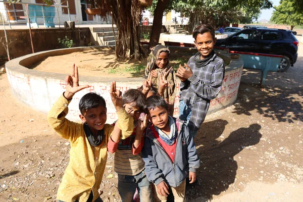 Ευτυχισμένα Μικρά Παιδιά Εξωτερικούς Χώρους Στην Ινδία — Φωτογραφία Αρχείου