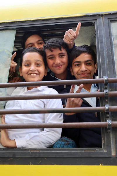 Deshnoke India 2023 Portrét Mladých Indických Teenagerů Školním Autobuse — Stock fotografie