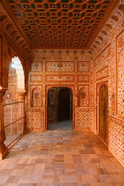 BİKANER RAJASTHAN INDIA - 02: 13 2023: Haveli 'nin detayları geleneksel bir konak, konak, malikane evi, genellikle tarihi ve mimari öneme sahip bir konaktır.
