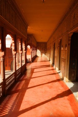 BİKANER RAJASTHAN INDIA - 02: 13 2023: Haveli 'nin detayları geleneksel bir konak, konak, malikane evi, genellikle tarihi ve mimari öneme sahip bir konaktır.