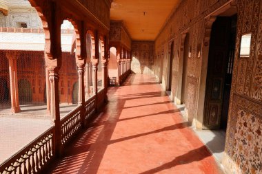 BİKANER RAJASTHAN INDIA - 02: 13 2023: Haveli 'nin detayları geleneksel bir konak, konak, malikane evi, genellikle tarihi ve mimari öneme sahip bir konaktır.