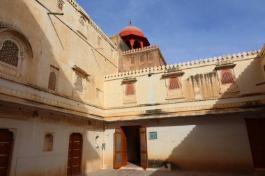 BİKANER RAJASTHAN INDIA - 02: 13 2023: Haveli 'nin detayları geleneksel bir konak, konak, malikane evi, genellikle tarihi ve mimari öneme sahip bir konaktır.