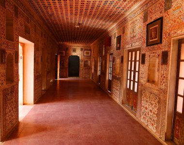 BİKANER RAJASTHAN INDIA - 02: 13 2023: Haveli 'nin detayları geleneksel bir konak, konak, malikane evi, genellikle tarihi ve mimari öneme sahip bir konaktır.