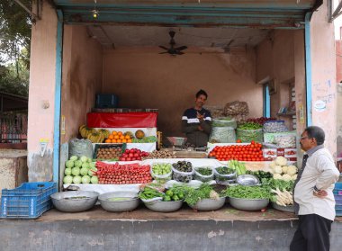 BİKANER RAJASTHAN INDIA - 02: 13 2023: Bikaner sokak satıcısı Hindistan 'ın Rajasthan eyaletinin kuzeybatısında bir şehirdir..