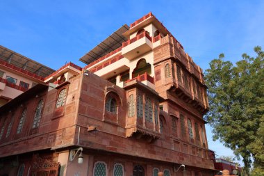 BIKANER INDIA - 02 13 2023: Haveli genellikle tarihi ve mimari öneme sahip ve bir kasaba veya şehirde bulunan geleneksel bir konak, malikane, konak ve konak evidir.