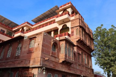 BIKANER INDIA - 02 13 2023: Haveli genellikle tarihi ve mimari öneme sahip ve bir kasaba veya şehirde bulunan geleneksel bir konak, malikane, konak ve konak evidir.