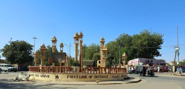 JAISALMER RAJASTHAN INDIA - 02 13 2023: Jaisalmer eski bir ortaçağ ticaret merkezi ve Hindistan 'ın Rajasthan şehrinde bir prenslik devleti..