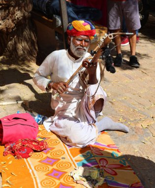 JAISALMER RAJASTHAN INDIA - 02 13 2023: Jaisalmer kalesinde yalvaran sokak müzisyeni Rajasthan Eyaleti Hindistan  