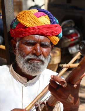 JAISALMER RAJASTHAN INDIA - 02 13 2023: Jaisalmer kalesinde yalvaran sokak müzisyeni Rajasthan Eyaleti Hindistan 