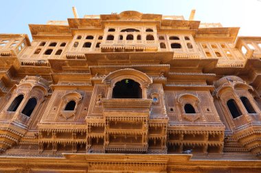 JAISALMER RAJASTHAN INDIA - 02: 13 2023: Haveli 'nin detayları geleneksel bir konak, konak, malikane, genellikle tarihi ve mimari öneme sahip bir konaktır.