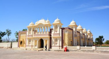 RAJASTHAN INDIA - 02: 13 2023: Bir otoyolun kenarındaki tipik Rajasthan restoranı