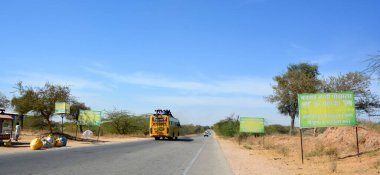 Hindistan kırsalında araçları olan bir yol