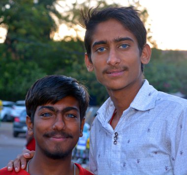 JODHPUR RAJASTHAN INDIA - 02: 13 2023: Mavi gözlü genç Hintlilerin portresi