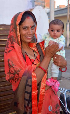 JODHPUR RAJASTHAN INDIA - 02 13 2023: Hintli anne ve çocuğunun portresi